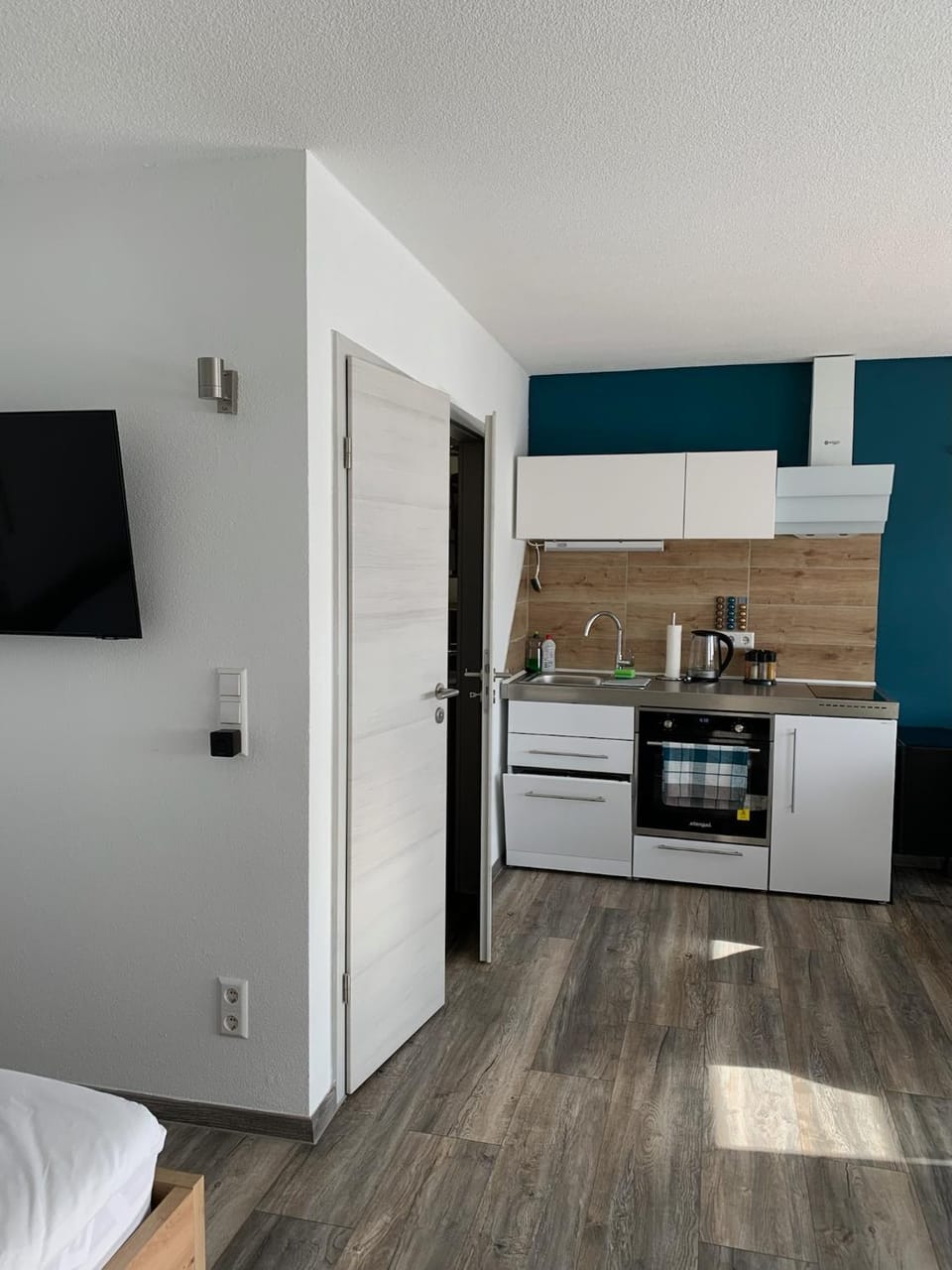 Bed, TV and multimedia, Kitchen or kitchenette, stove