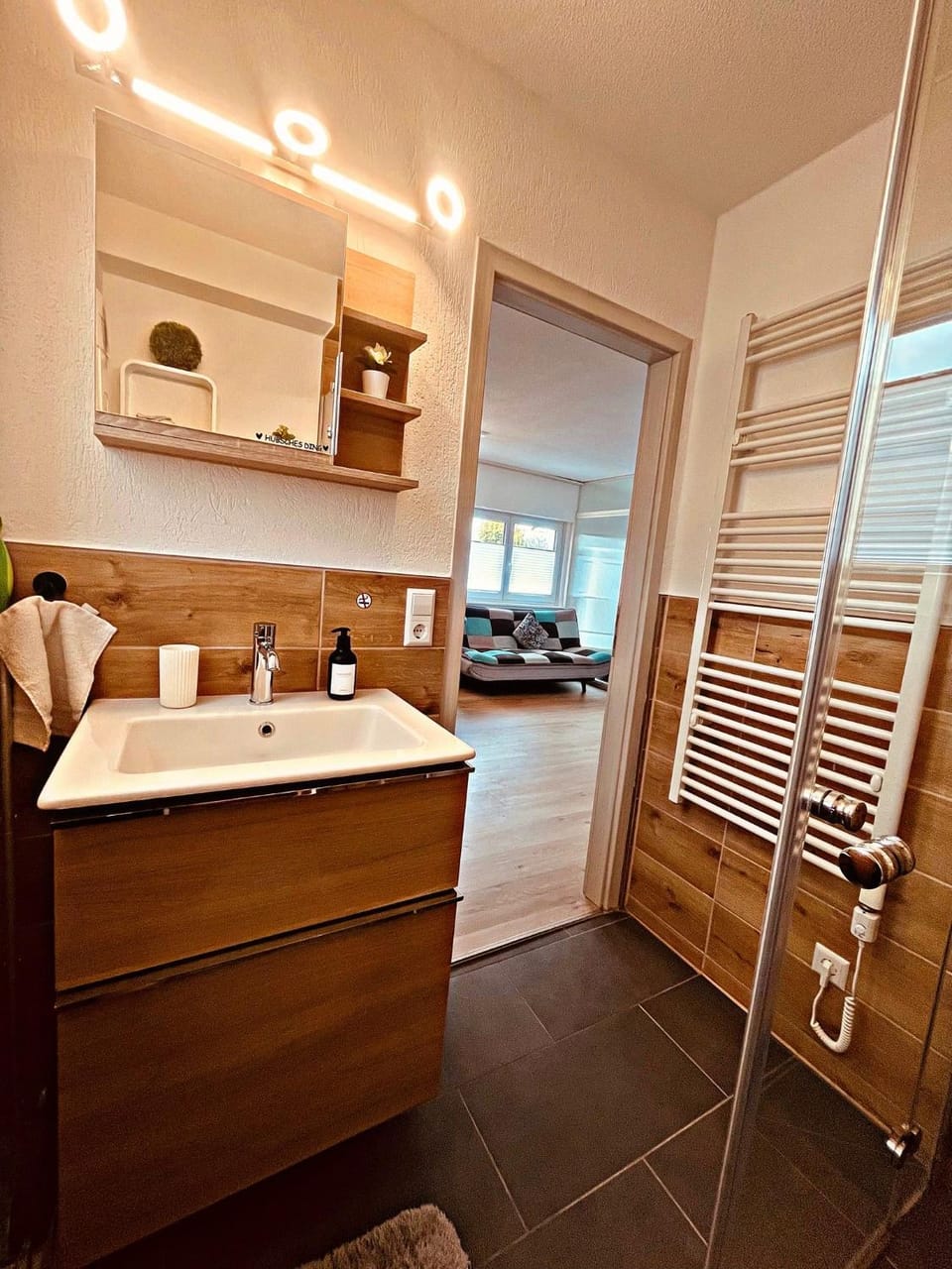 Bathroom, Photo of the whole room, towels