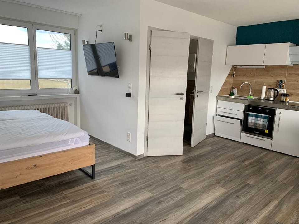 Bed, TV and multimedia, Kitchen or kitchenette, Photo of the whole room