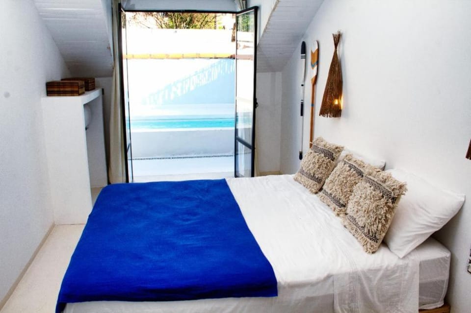 Photo of the whole room, Pool view