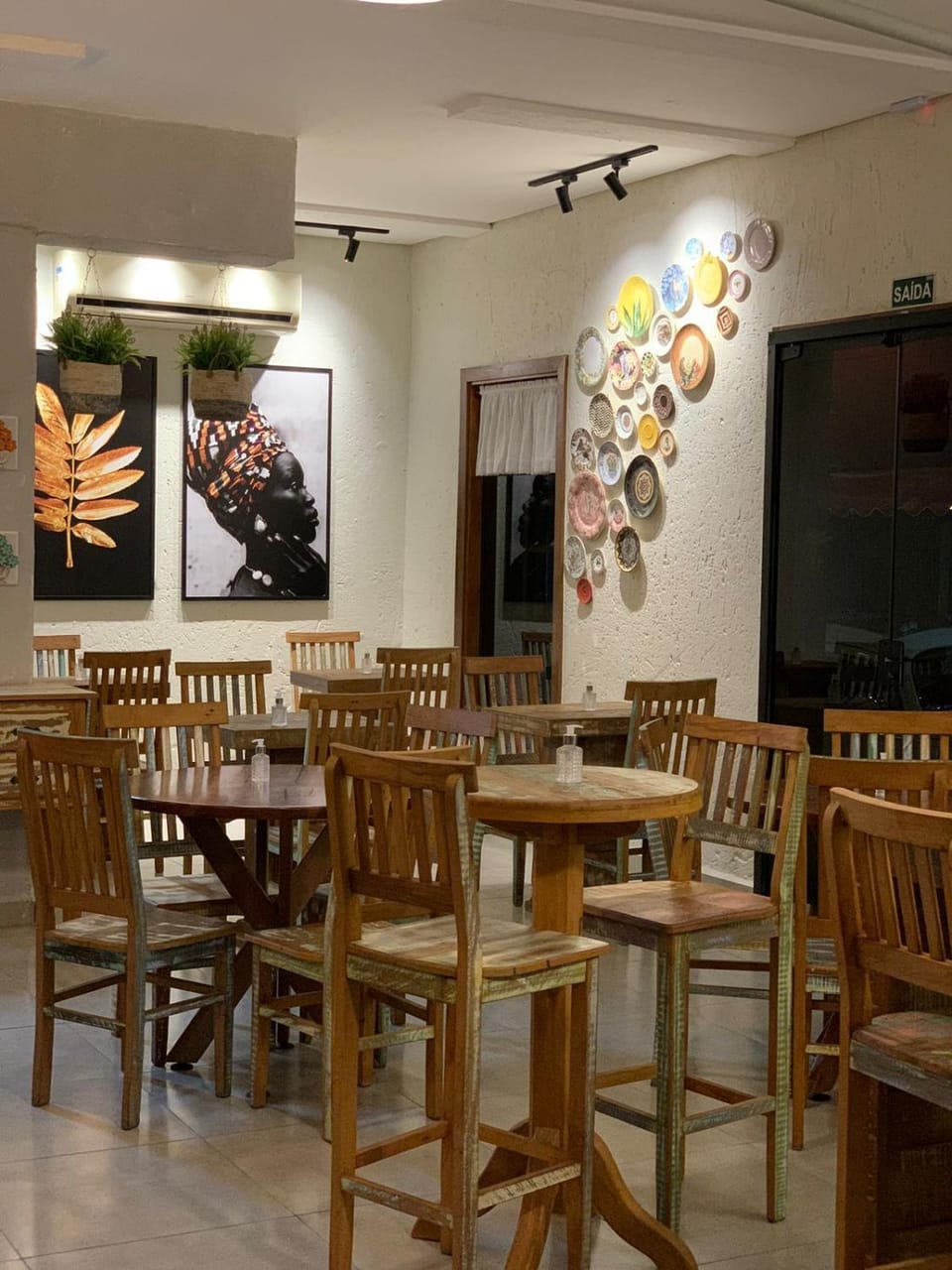 Restaurant/places to eat, Lounge or bar