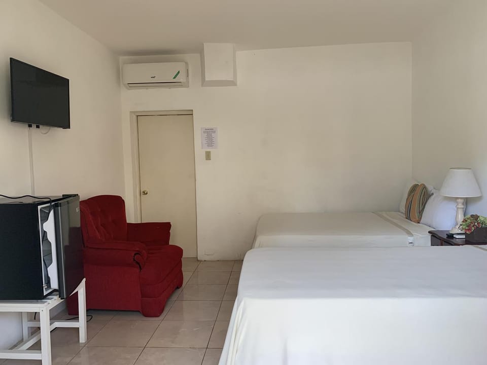 Comfy Stay in an Ocean Front Resort in Jamaica -Enjoy 7 Miles of White Sand Beach! Villa in Westmoreland Parish