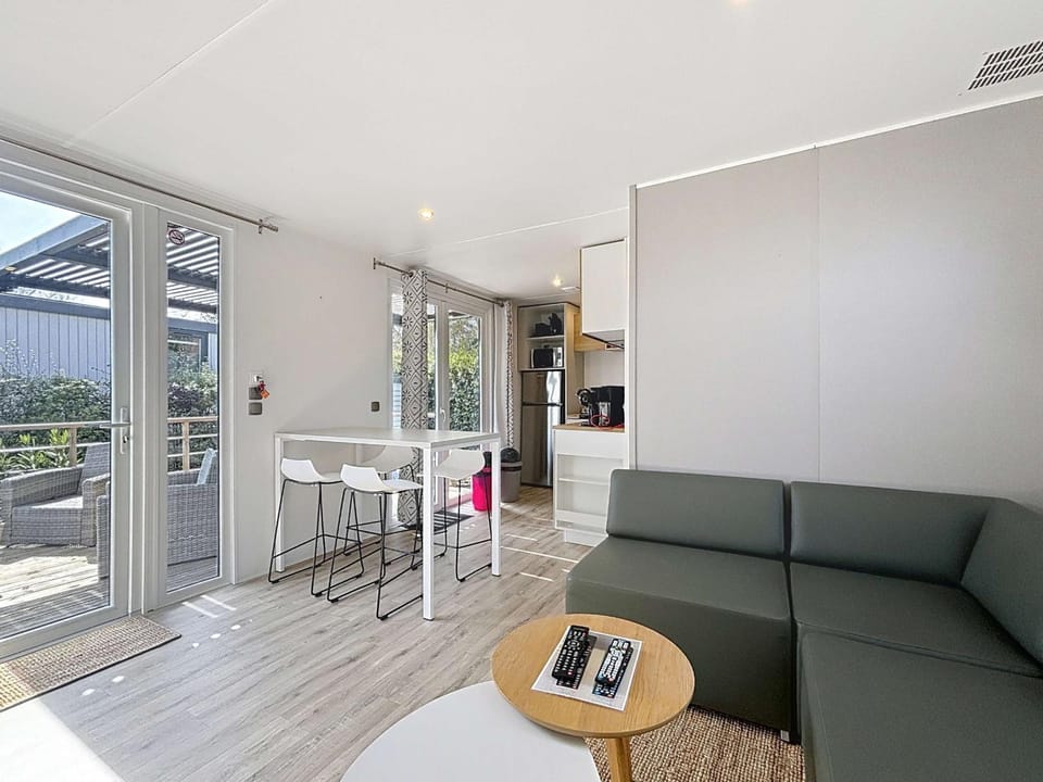 Mobil-home Grand Confort à 200m de la plage, 4 pers, piscine chauffée, parking, Wi-Fi inclus - FR-1-361A-8 House in Jullouville