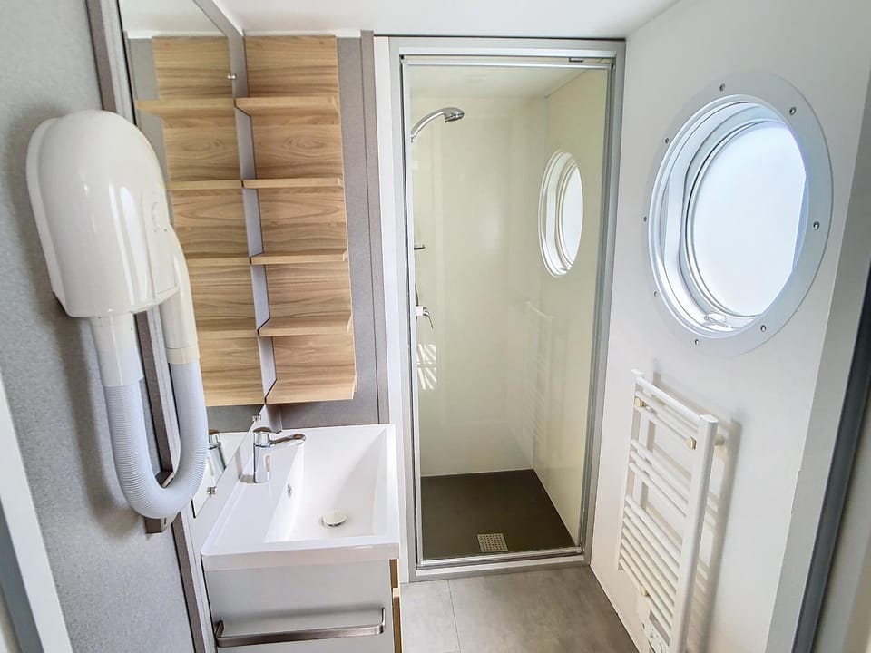 Mobil-home Grand Confort à 200m de la plage avec piscine chauffée, 4 pers, terrasse, parking - FR-1-361A-21 House in Jullouville