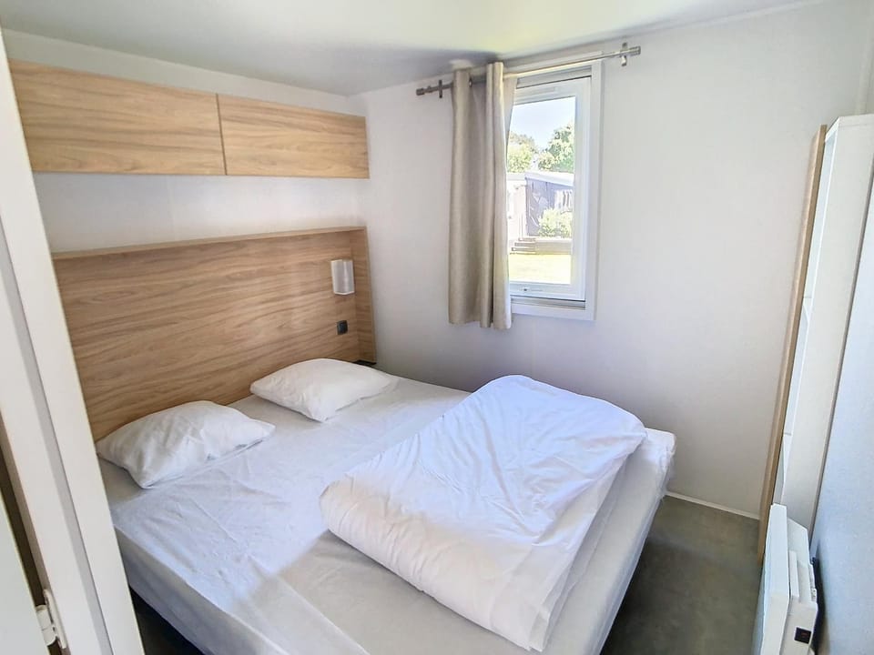Mobil-home Grand Confort à 200m de la plage avec piscine chauffée, 4 pers, terrasse, parking - FR-1-361A-21 House in Jullouville