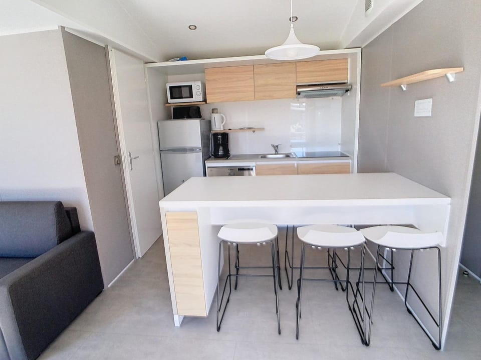 Mobil-home Grand Confort à 200m de la plage avec piscine chauffée, 4 pers, terrasse, parking - FR-1-361A-21 House in Jullouville