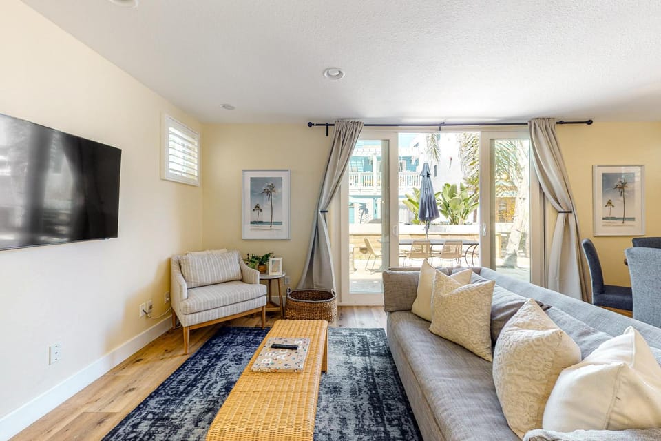 Walk to Mission Beach: Centrally Located Townhome House in Mission Beach
