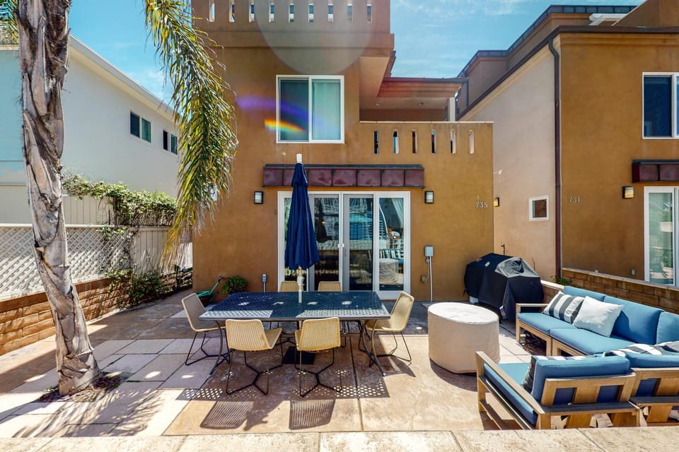 Walk to Mission Beach: Centrally Located Townhome House in Mission Beach