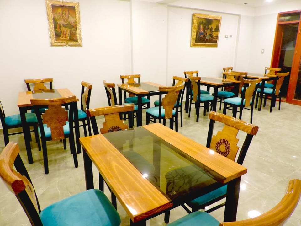 Seating area, Breakfast