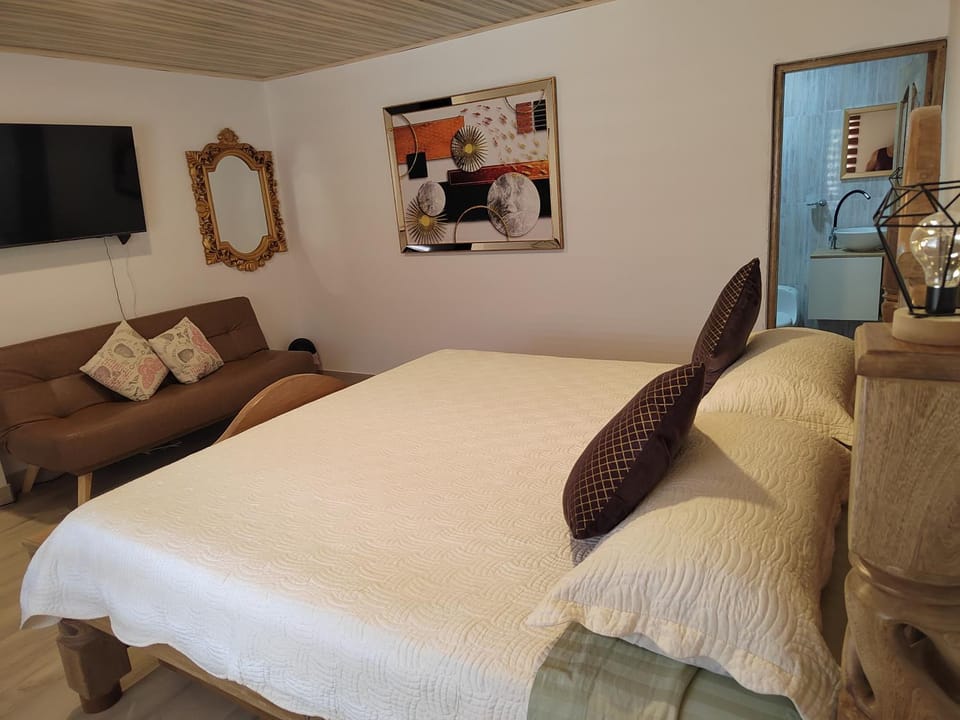 Bed, Photo of the whole room, Bedroom