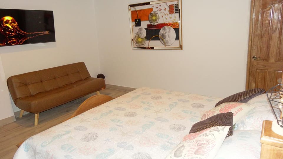 Bed, TV and multimedia, Photo of the whole room, Bedroom