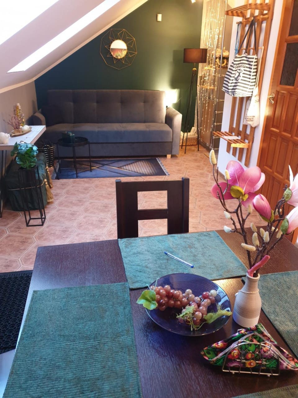 Living room, Seating area, Food