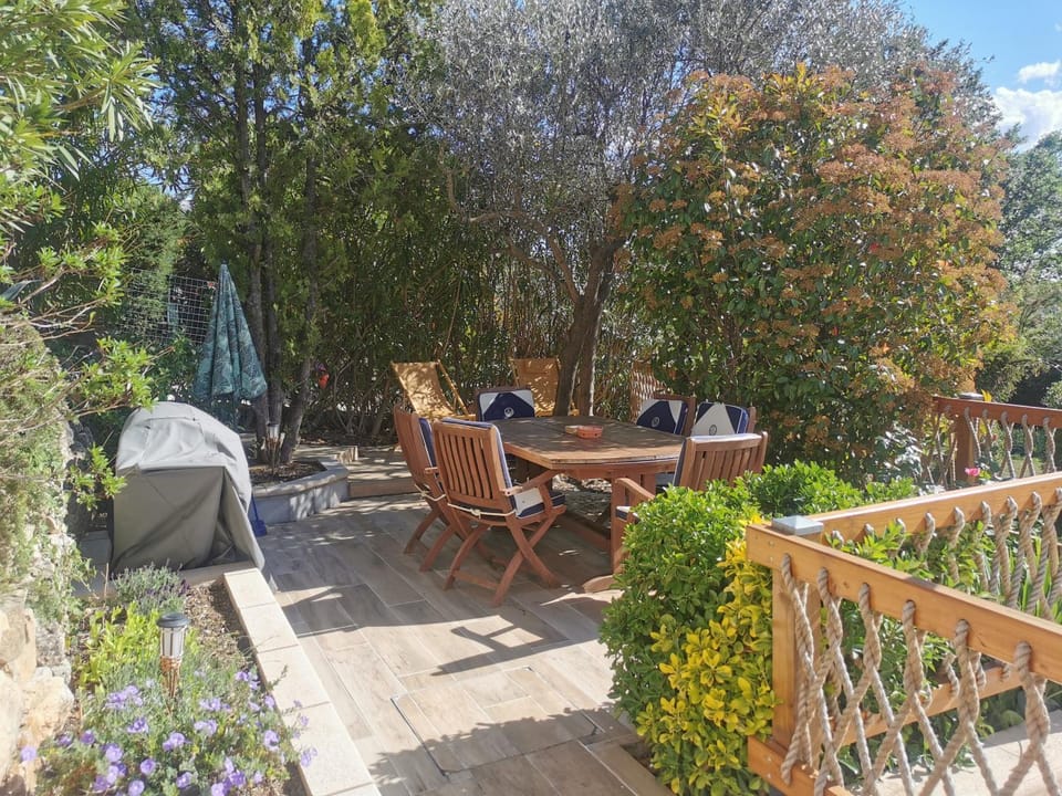BBQ facilities, Balcony/Terrace, Dining area, Garden view, Pool view