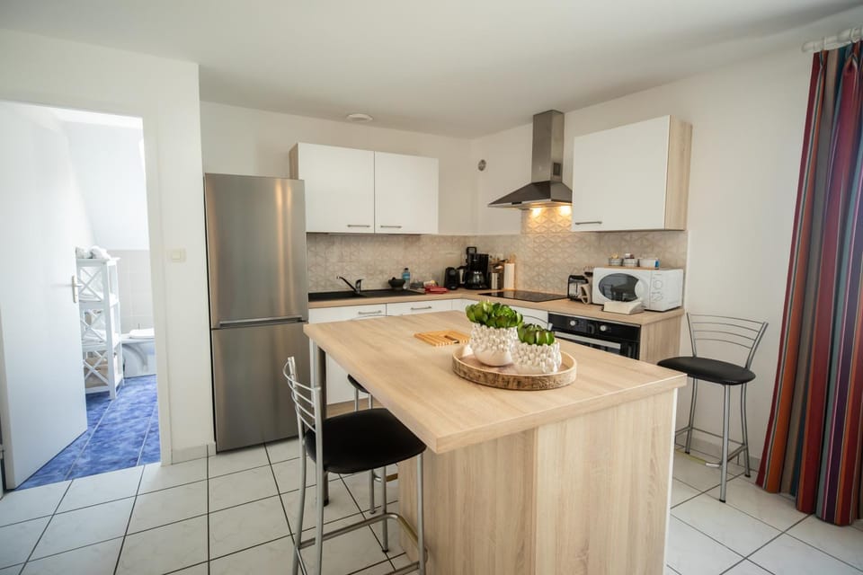 Kitchen or kitchenette, Dining area, dishwasher, minibar, pet friendly, stove, toaster