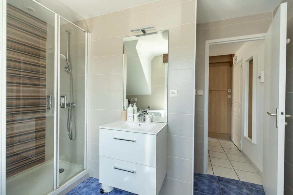 Shower, Bathroom, towels