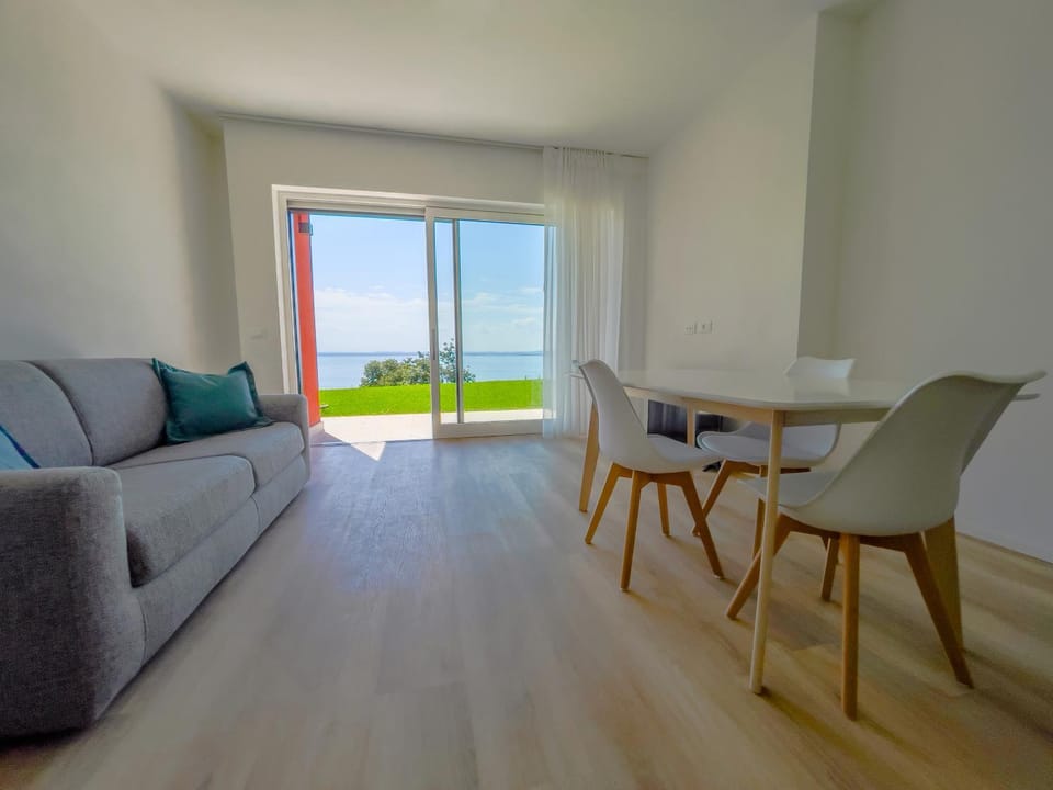 Day, Living room