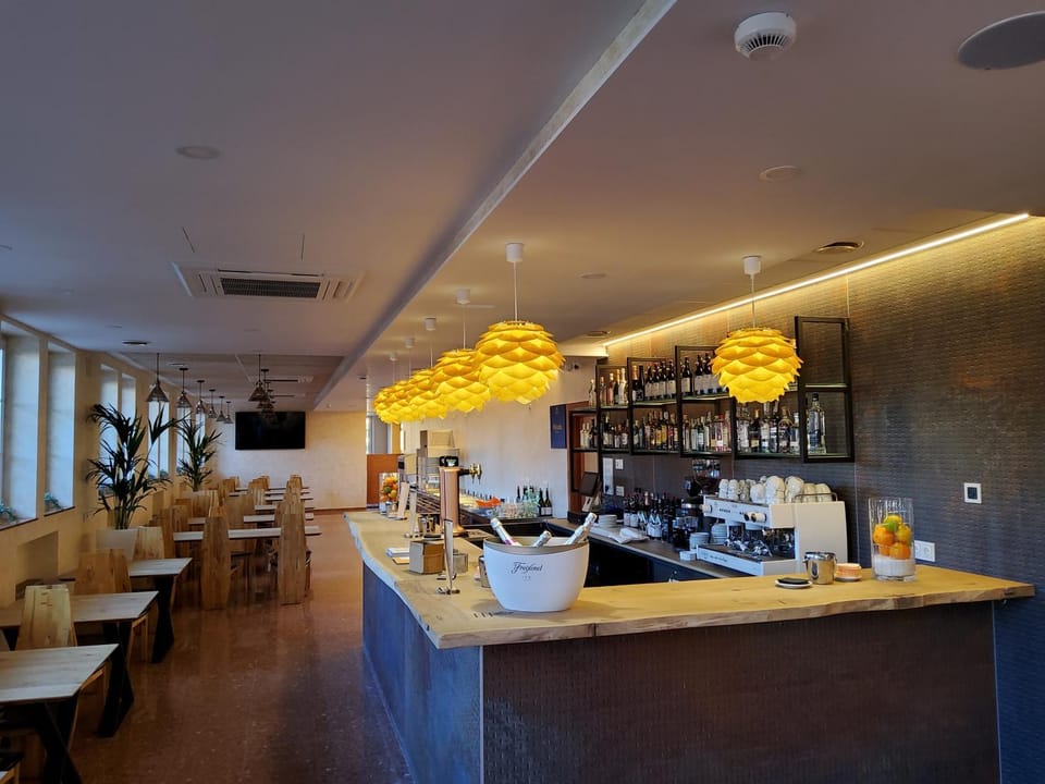 Restaurant/places to eat, Lounge or bar