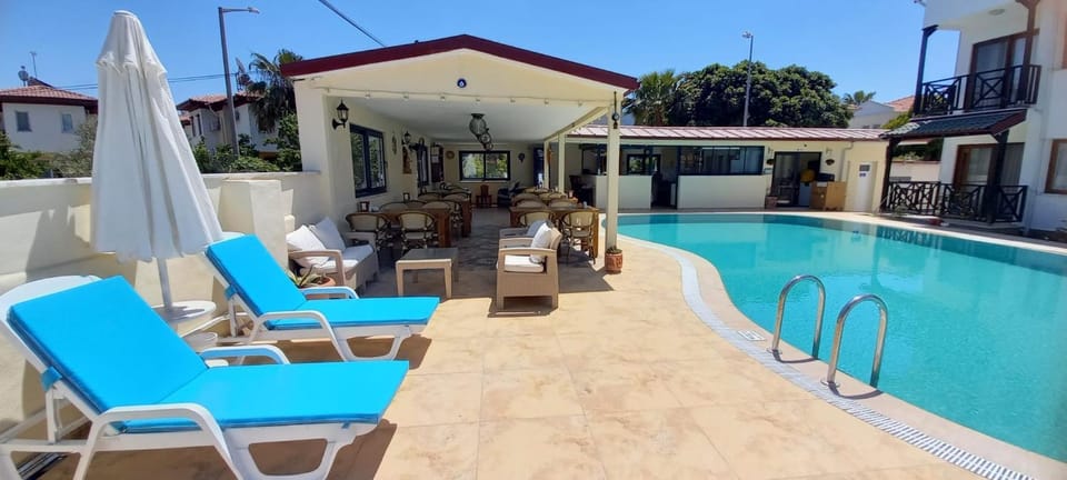 Swimming pool, Breakfast