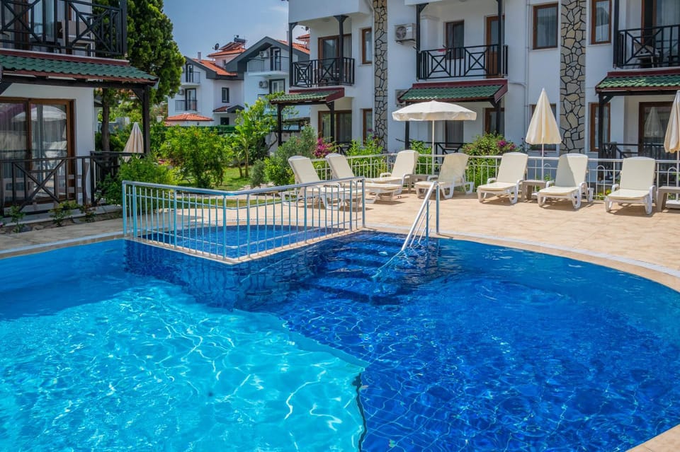 Property building, Swimming pool, sunbed