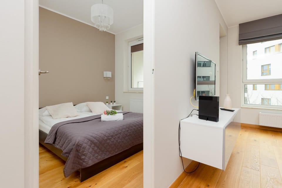Bed, TV and multimedia, Bedroom