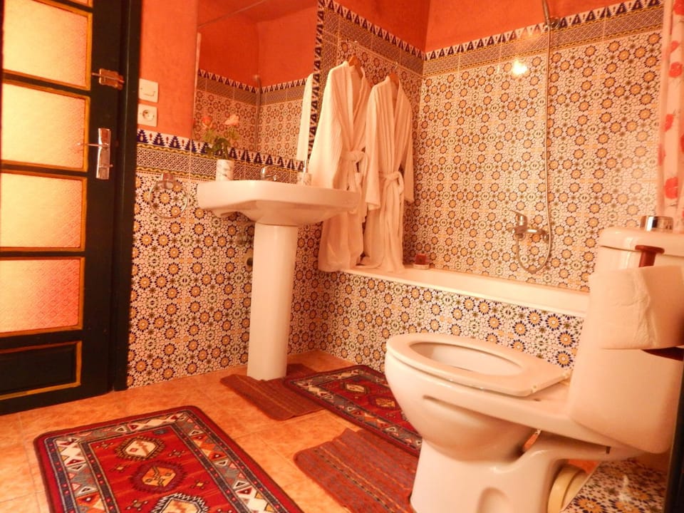 Shower, Toilet, Hot Tub, Bathroom, Bath, bidet, towels