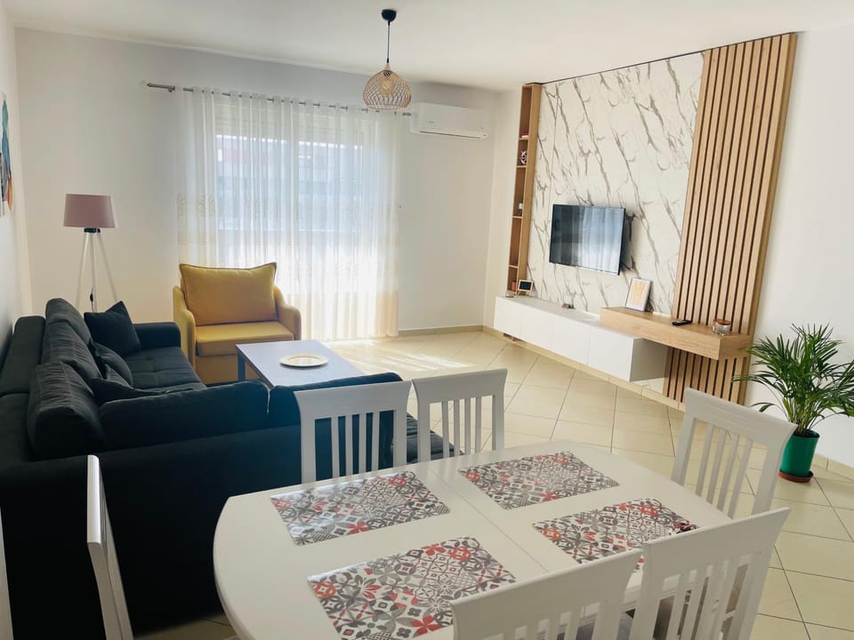 Communal lounge/ TV room, TV and multimedia, Living room, Seating area, Dining area, Evening entertainment