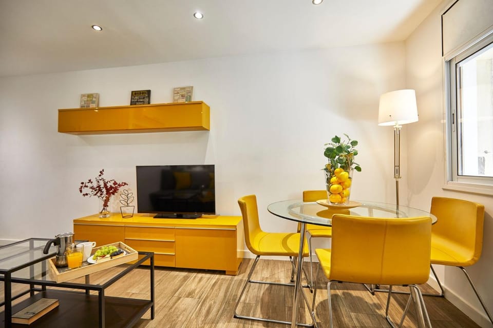TV and multimedia, Seating area, Dining area