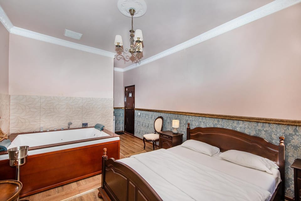 Bed, Hot Tub, Photo of the whole room, Bath