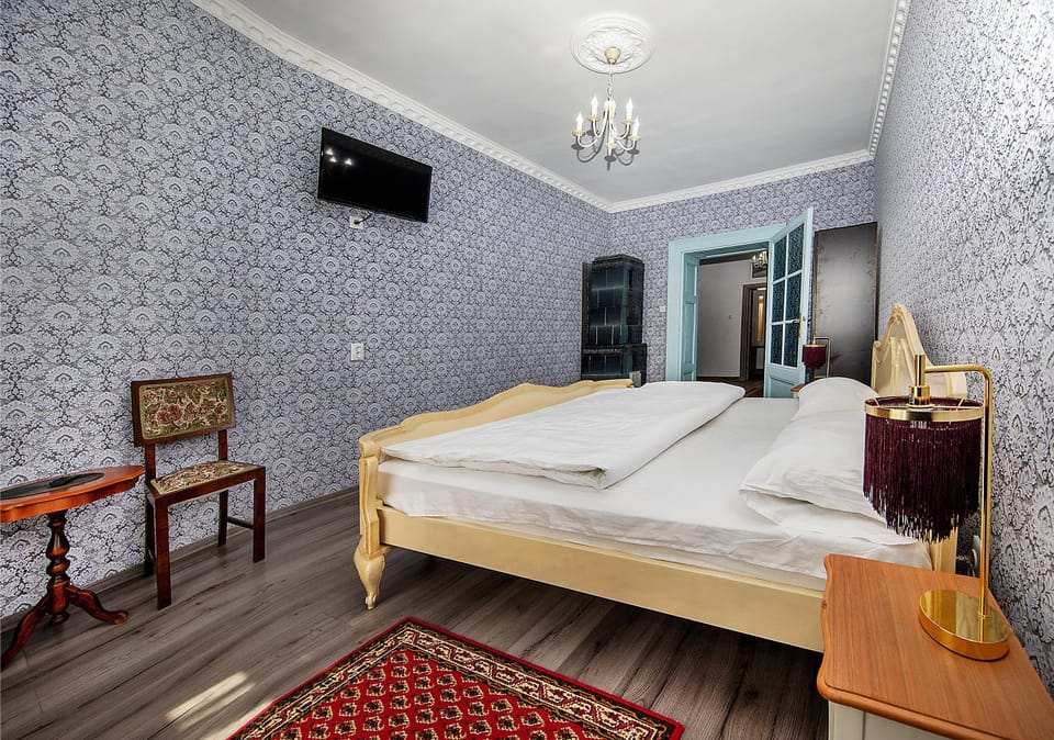 Bed, TV and multimedia, Photo of the whole room, Bedroom