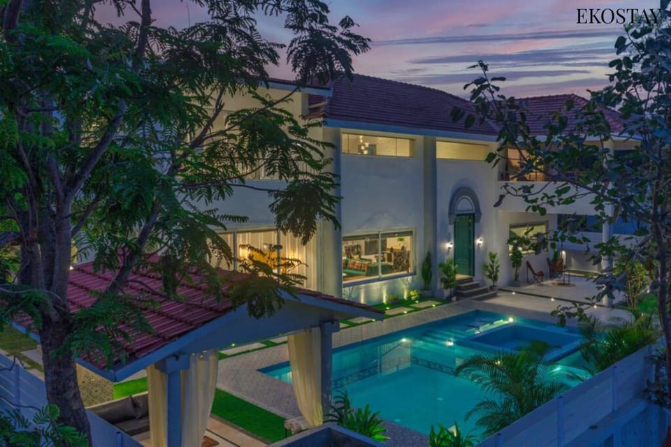Property building, Night, Garden, Garden view, Pool view, Swimming pool, sunbed