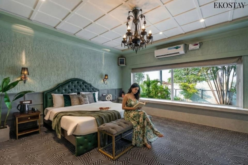 Bed, People, Photo of the whole room, Bedroom, group of guests, air conditioner