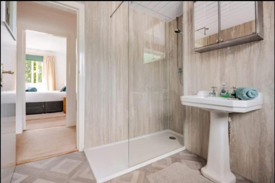 Shower, Bathroom, towels