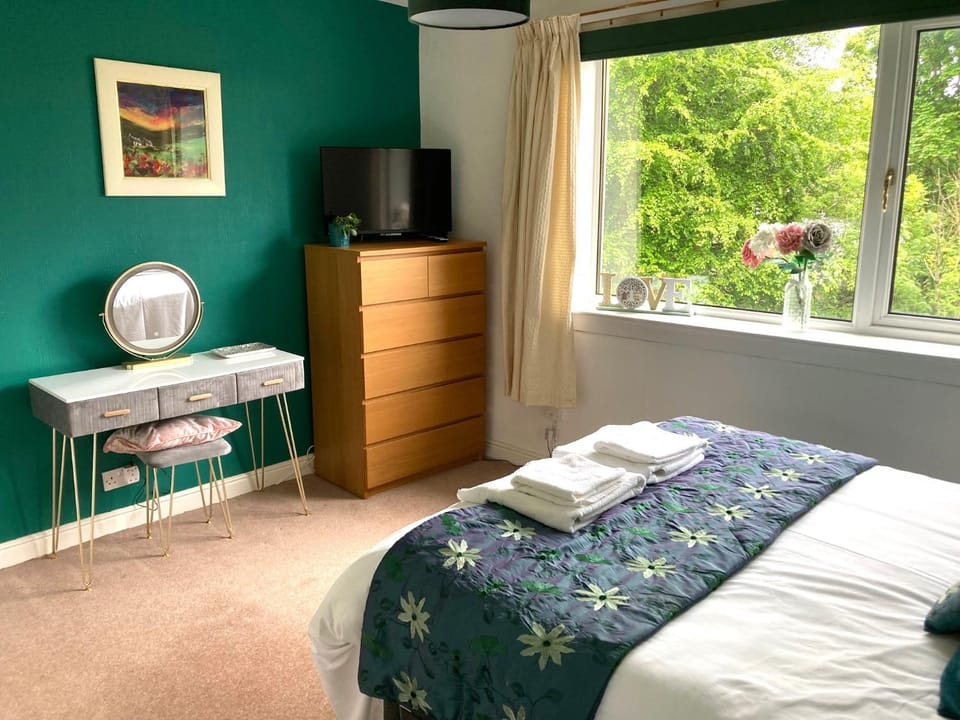 Bed, TV and multimedia, Bedroom