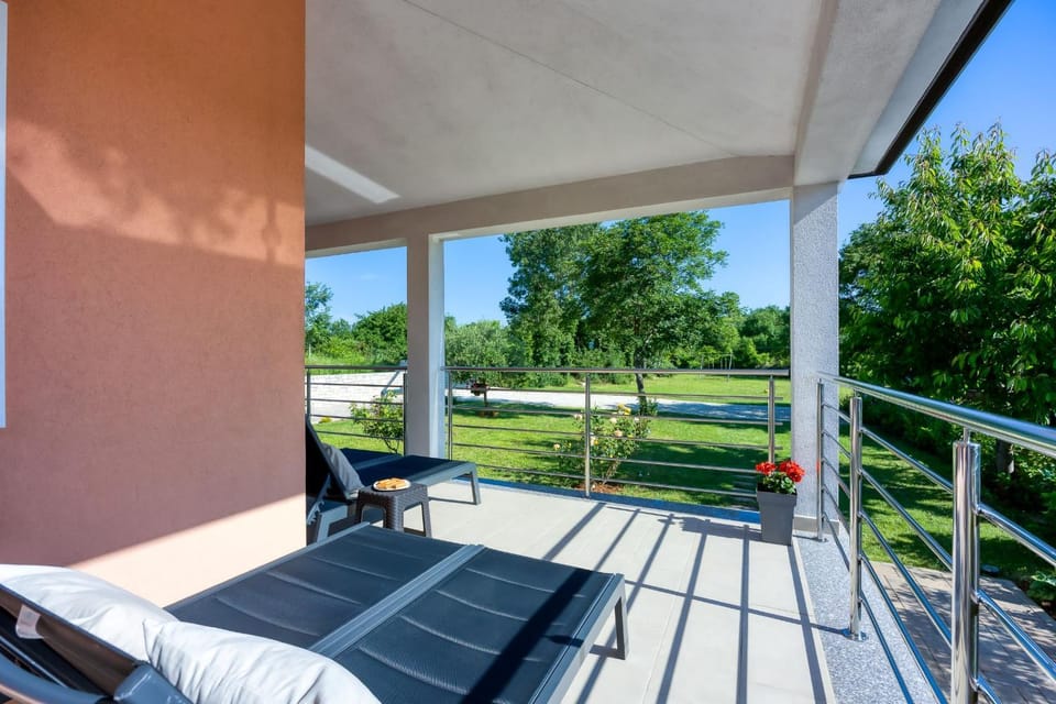 Spring, Living room