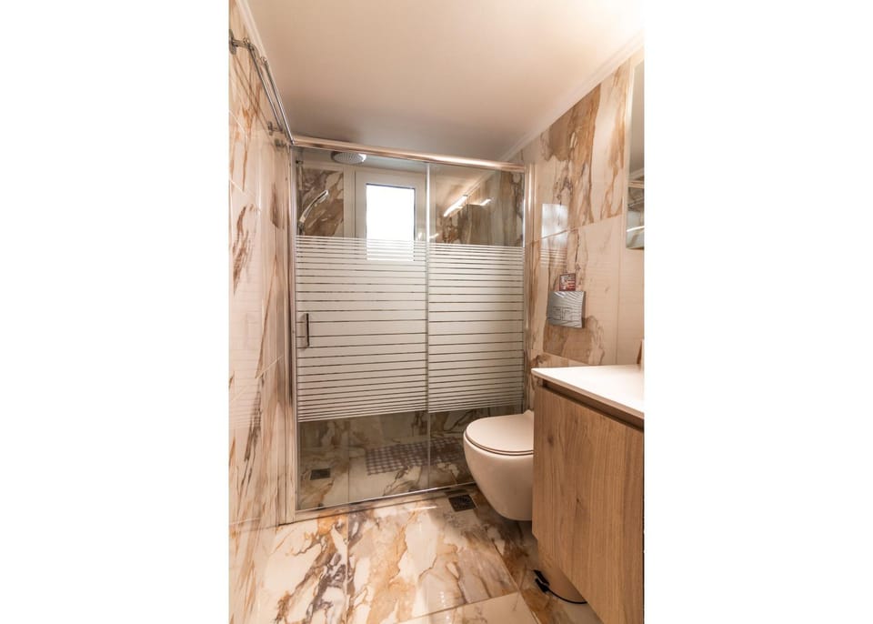 Luxury suite 10’ from the center Apartment in Athens