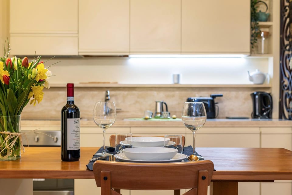 Kitchen or kitchenette, Dining area