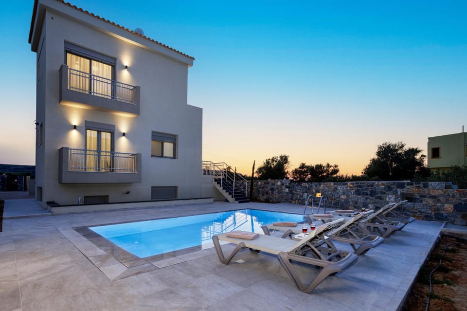 Property building, Patio, Mountain view, Pool view, Swimming pool, Sunset, sunbed