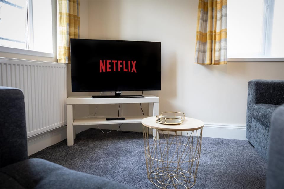 TV and multimedia, Living room, Seating area, Evening entertainment