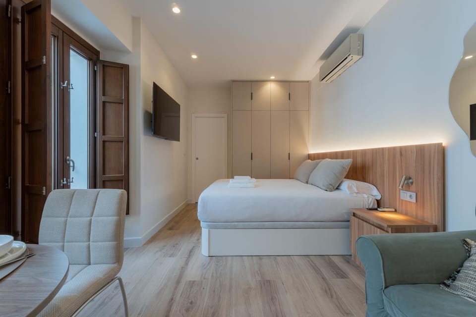 Bed, Living room, Bedroom