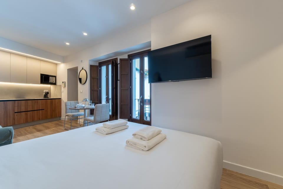 Bed, TV and multimedia, towels