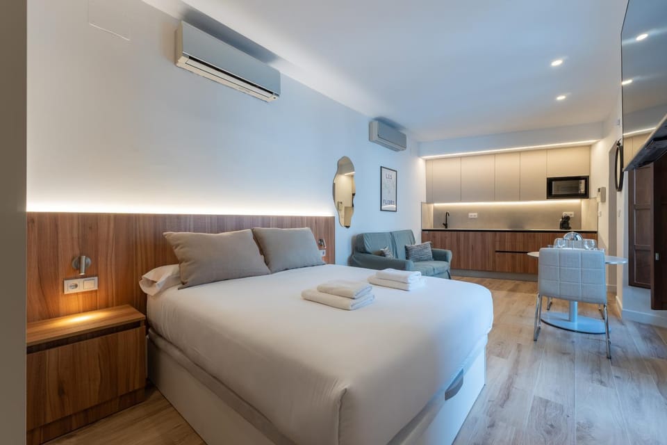 Bed, Kitchen or kitchenette, Living room, Bedroom, towels