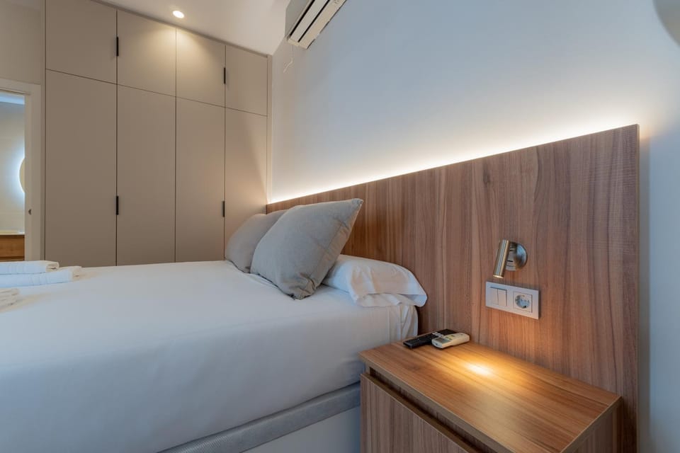 Bed, Bedroom, towels, wardrobe