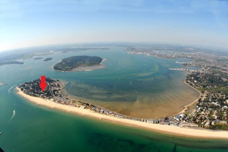 Top Floor Sandbanks Apartment with Free Parking just minutes from the Beach and Bars Apartment in Poole