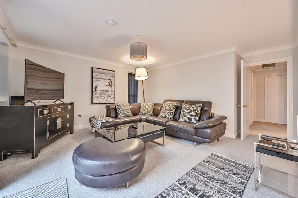 Top Floor Sandbanks Apartment with Free Parking just minutes from the Beach and Bars Apartment in Poole