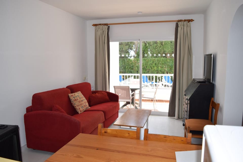TV and multimedia, Balcony/Terrace, Living room, Pool view
