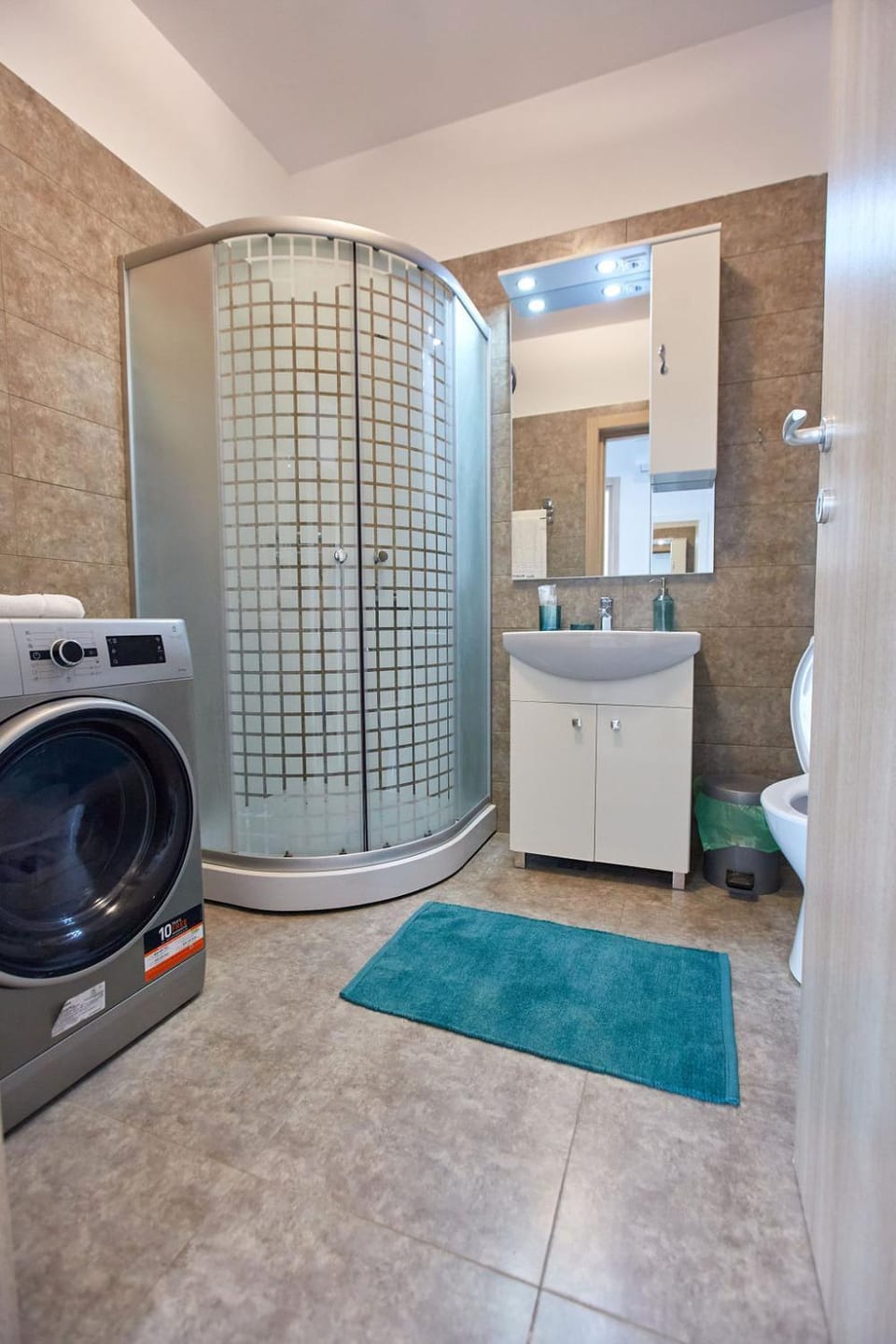 Toilet, Bathroom, towels, washing machine, dryer