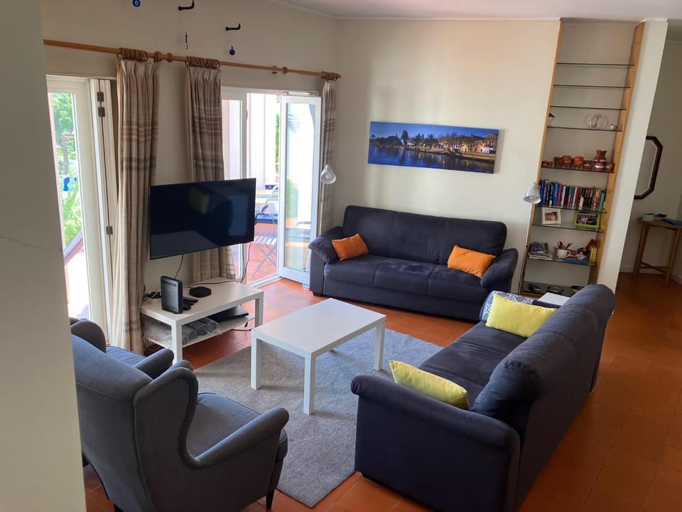 Communal lounge/ TV room, TV and multimedia, Living room, Seating area, Evening entertainment