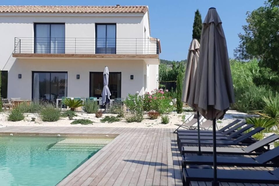 Property building, Patio, Garden, Balcony/Terrace, Garden view, Swimming pool, Swimming pool, sunbed