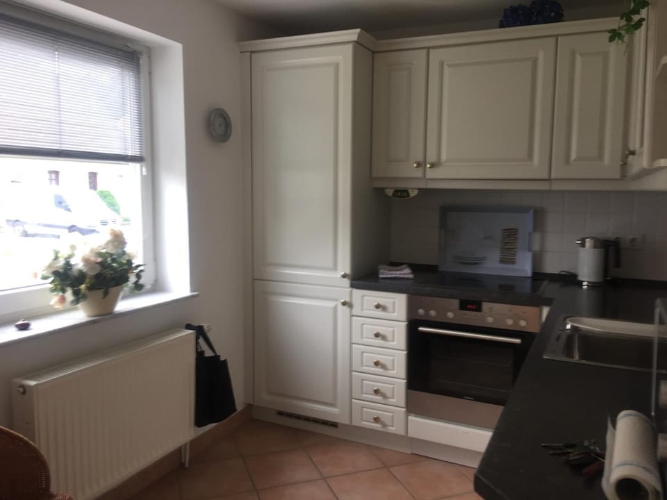 Coffee/tea facilities, Kitchen or kitchenette, stove