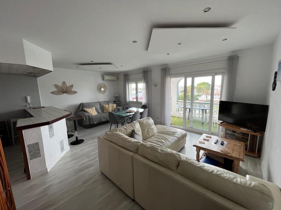 TV and multimedia, Living room, Dining area, River view, air conditioner